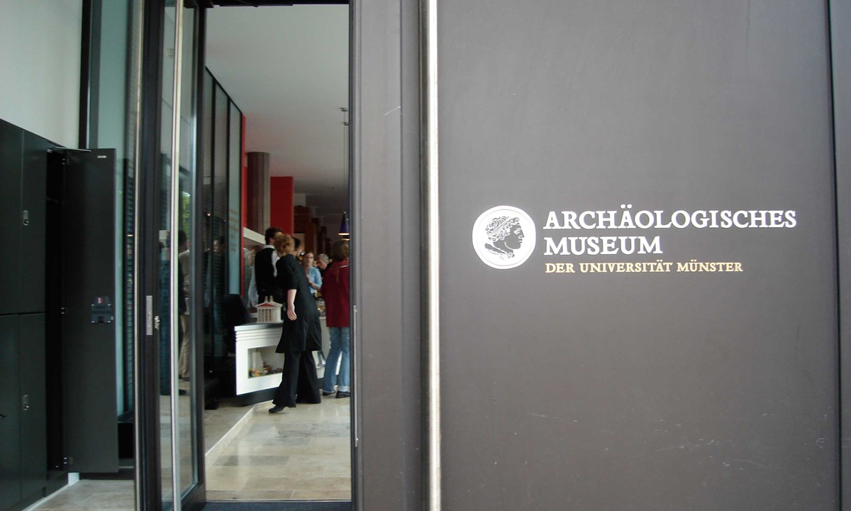 archäologisches-museum-eingang-logo