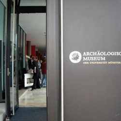 archäologisches-museum-eingang-logo